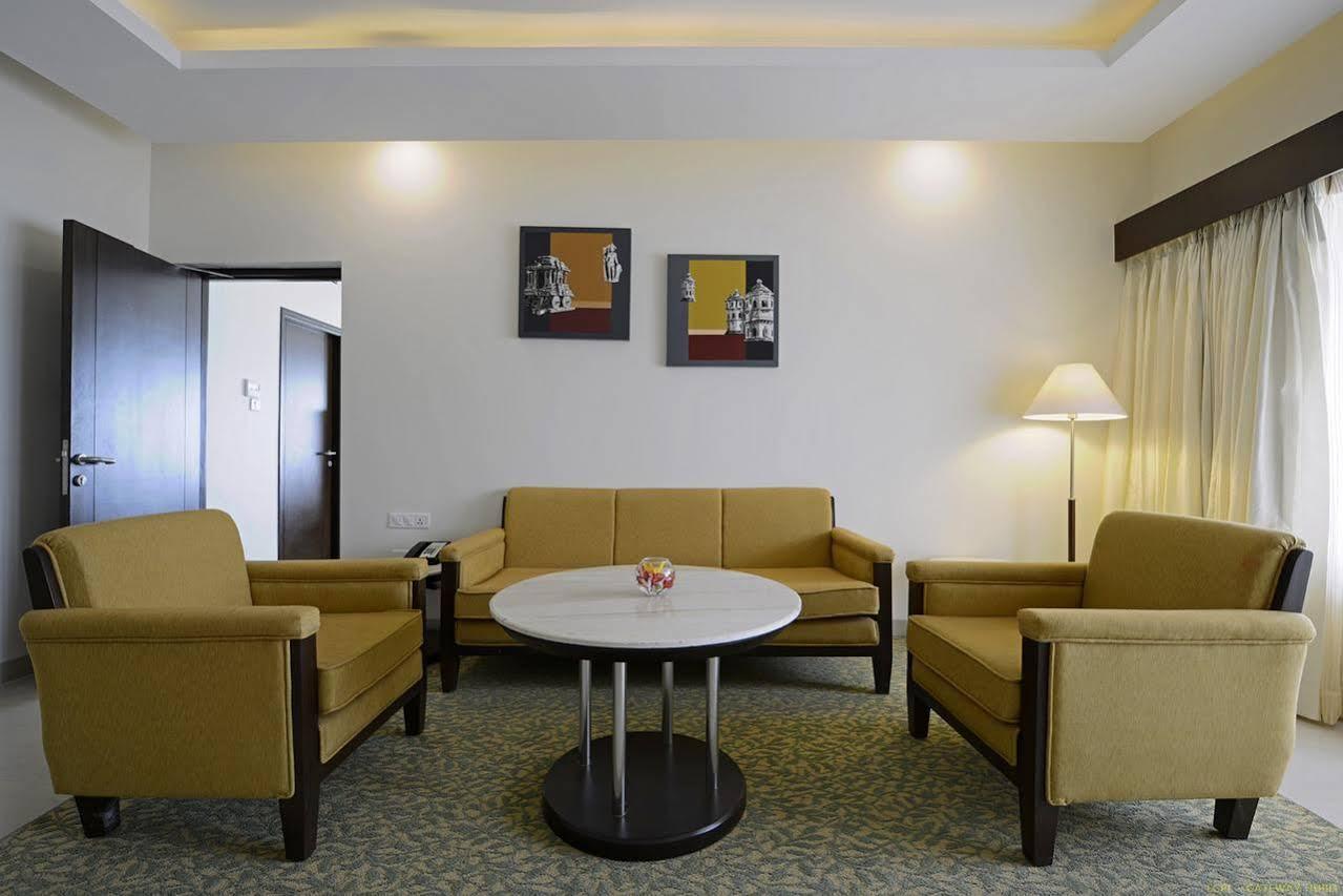Hotel Naveen Lakeside Hubli Exterior foto